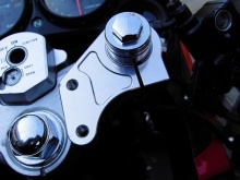 少しずつハンマーで叩いてはめる