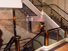 各階への移動はこの階段で