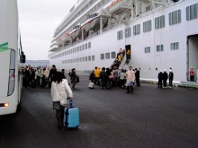 乗船口へ足早に向かう娘