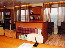 ライブラリー （入り口から）