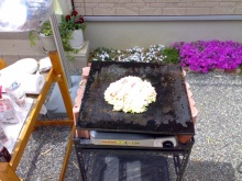 分厚い鉄板で焼かれるお好み焼き