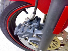 キャリパーサポートに５ｍｍ厚のカラー